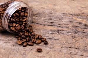 aromatische koffiebonen vallen uit een glazen pot