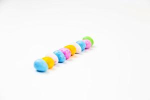 kleurrijke handgemaakte mini-formaat paaseieren geïsoleerd op een witte achtergrond foto