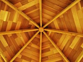 omhoog kijken naar een achthoekig houten plafond foto