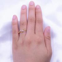 diamanten ring bij de hand foto