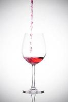 wijnglas en rode wijn foto