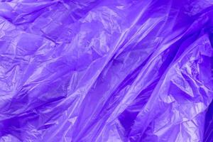 abstracte textuur van paarse cellofaan vuilniszak foto