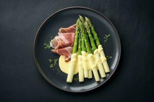 modern stijl traditioneel gestoomd wit asperges met genezen ham en hollandaise saus geserveerd net zo top visie Aan een nordic ontwerp bord met kopiëren ruimte, genereren ai foto