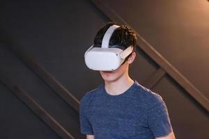 jongen spelen van virtual reality-games met headset foto