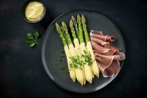 modern stijl traditioneel gestoomd wit asperges met genezen ham en hollandaise saus geserveerd net zo top visie Aan een nordic ontwerp bord met kopiëren ruimte, genereren ai foto