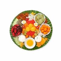 nasi tumpeng is rijst- dat is vormig Leuk vinden een ijshoorntje en geregeld samen met de kant borden. ai gegenereerd. foto