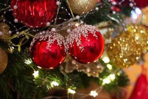kerstboom met rode en gouden ornamenten feestelijke wintervakantie achtergrond foto