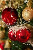 kerstboom met rode en gouden ornamenten feestelijke wintervakantie achtergrond foto