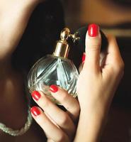 vrouw parfum toe te passen
