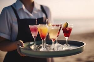 serveerster portie cocktails Aan de strand. jong vrouw in uniform portie verkoudheid drankjes Bij een kust in buitenshuis cafe of strand bar. strand partij, zomer vakantie en vakantie concept. ai gegenereerd afbeelding. foto