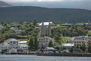 uitzicht op een stadscentrum en akureyrarkirkja kerk in akureyri in ijsland