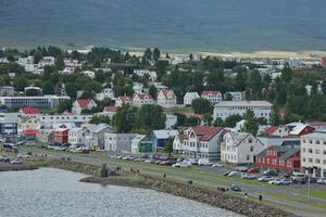 uitzicht op een stadscentrum en akureyrarkirkja kerk in akureyri in ijsland