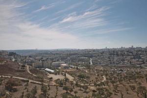 uitzicht op de heilige stad Jeruzalem in Israël vanaf de Olijfberg foto