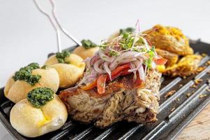 traditionele Peruaanse maaltijd genaamd chicharron de panceta de cerdo foto