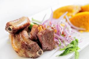 traditionele Peruaanse maaltijd genaamd chicharron de panceta de cerdo geserveerd in een restaurant foto