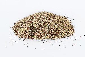 zwarte rode en witte quinoa korrels geïsoleerd op een witte achtergrond foto