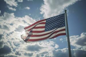 verlicht ons nationaal vlag vliegend en golvend in de wind over- grijs stormachtig bewolkt lucht, symbool van Amerikaans patriottisme, laag hoek, genereren ai foto