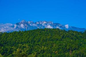 de Alpen aan het Levicomeer in Trento, Italië foto