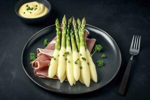 modern stijl traditioneel gestoomd wit asperges met genezen ham en hollandaise saus geserveerd net zo top visie Aan een nordic ontwerp bord met kopiëren ruimte, genereren ai foto