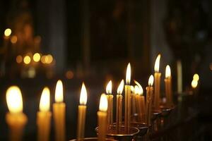 kaarsen in een christen orthodox kerk achtergrond. vlam van kaarsen in de donker heilig interieur van de tempel, genereren ai foto