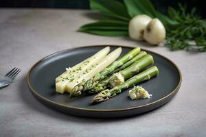 traditioneel Beiers wit asperges geserveerd met wild knoflook en amandel boter detailopname Aan een nordic ontwerp bord met kopiëren ruimte, genereren ai foto