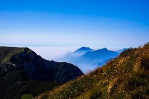 blauwe lucht en mist in de bergen rond het Gardameer foto