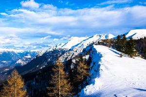 besneeuwde bergen van de sugana-vallei foto