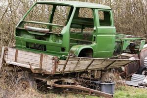 gebroken carrosserie van een pick-up truck staat op een landbouwaanhangwagen foto