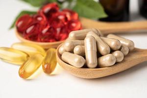 alternatieve geneeskunde kruiden organische capsule met vitamine e omega 3 visolie minerale drug met kruiden blad natuurlijke supplementen voor gezond goed leven foto