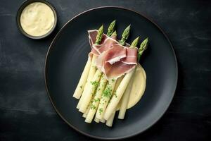 modern stijl traditioneel gestoomd wit asperges met genezen ham en hollandaise saus geserveerd net zo top visie Aan een nordic ontwerp bord met kopiëren ruimte, genereren ai foto