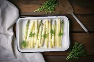 traditioneel gestoomd wit asperges met hollandaise saus en kruiden net zo een top visie in een glazuur dienblad Aan een oud hout tafel met kopiëren ruimte Aan de Rechtsaf, genereren ai foto