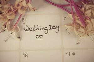 herinnering bruiloft dag in kalender planning en fontein foto