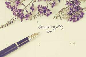 herinnering bruiloft dag in kalender planning en fontein foto