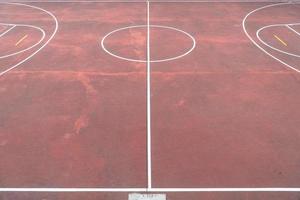 multisportgame-speelveld met verouderde rode vloer foto