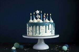 wit verjaardag druppelen taart met taling ganache, ster toppers en pret kaarsen over- donker blauw achtergrond, genereren ai foto