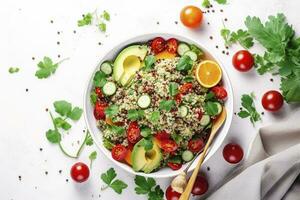 quinoa tabouleh salade met rood kers tomaten, oranje paprika, avocado, komkommers en peterselie. traditioneel midden- oostelijk en Arabisch gerecht. wit tafel achtergrond, top visie, genereren ai foto