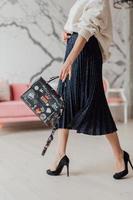 mooie tassen complimenteren de stijl van een mooi gekleed meisje foto