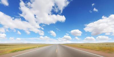 een weg met een blauw lucht en wolken ai gegenereerd foto