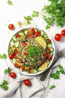 quinoa tabouleh salade met rood kers tomaten, oranje paprika, avocado, komkommers en peterselie. traditioneel midden- oostelijk en Arabisch gerecht. wit tafel achtergrond, top visie, genereren ai foto