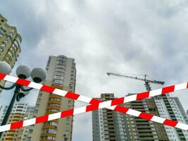 rood en wit veiligheid plakband Bij de bouw plaats foto