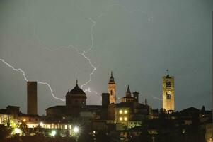 horizon van bovenste Bergamo met bliksem foto