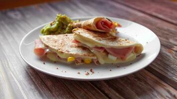 een bord van voedsel met een Quesadilla en guacamole Aan het. foto