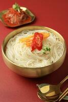 janchi guksu, Koreaans traditioneel wit iemand noodle soep foto