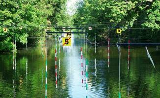 laag hoek visie en bezoek van rivier- ouse en park Bij bedford stad van Engeland uk Aan een helder zonnig dag 27-mei-2023 foto