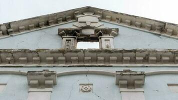 de ruïnes van een vernietigd huis van cultuur na de bezetting in de kyiv regio. oorlog van Rusland tegen Oekraïne. facade van een gebombardeerd historisch architectuur gebouw. Oekraïne, irpin - mei 06, 2023. foto