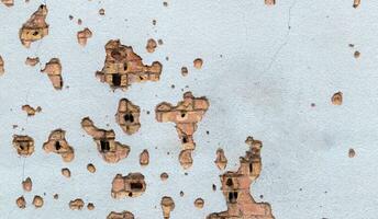 de muur van een gebouw gehavend door raket fragmenten in een oorlog zone. geschild muur. facade van een gebombardeerd gebouw. gewapend conflict in Oekraïne. schade naar de huis net zo een resultaat van artillerie beschietingen. foto