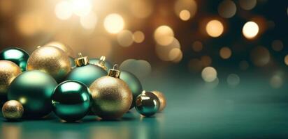 luxe Kerstmis kaart met realistisch goud en groen ballen. illustratie ai generatief foto