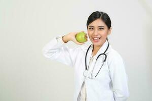 jong Aziatisch mannetje vrouw dokter vervelend schort uniform tuniek schort houden foto