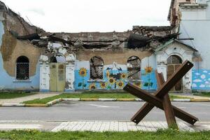 de ruïnes van een vernietigd huis van cultuur na de bezetting in de kyiv regio. oorlog van Rusland tegen Oekraïne. facade van een gebombardeerd historisch architectuur gebouw. Oekraïne, irpin - mei 06, 2023. foto