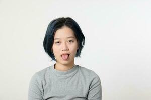 jong aantrekkelijk Aziatisch Chinese Maleis vrouw houding gezicht lichaam uitdrukking mode emotie Aan wit achtergrond moe tong uit foto